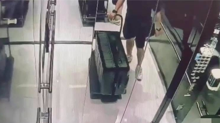 Người đ&agrave;n &ocirc;ng bị bắt sau khi ph&aacute;t hiện thi thể bạn g&aacute;i trong tủ đ&ocirc;ng - Ảnh 1.