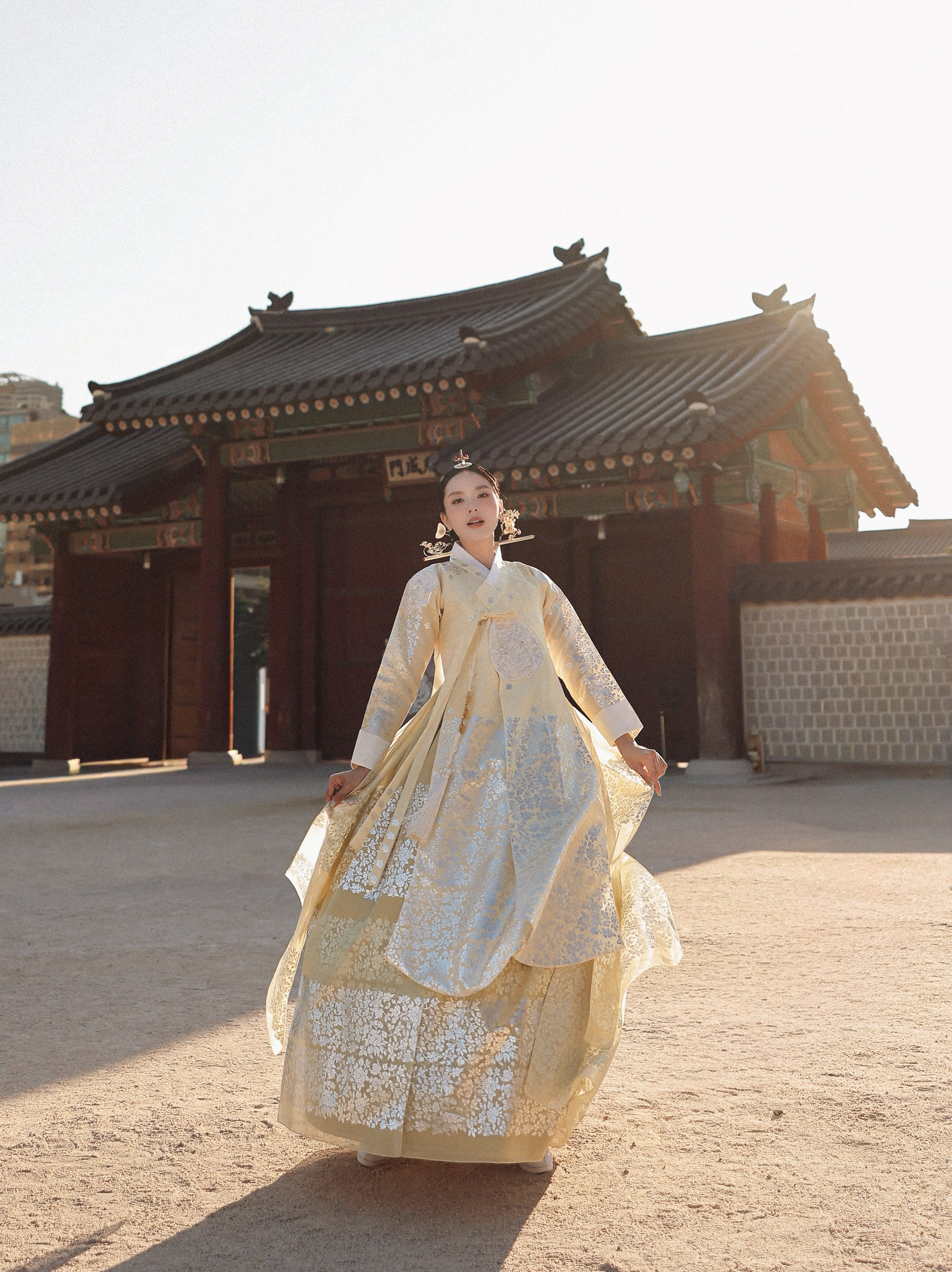 Kỳ Duy&ecirc;n v&agrave; Thi&ecirc;n &Acirc;n chụp ảnh cưới l&atilde;ng mạn tại Seoul trong trang phục Hanbok - Ảnh 4.