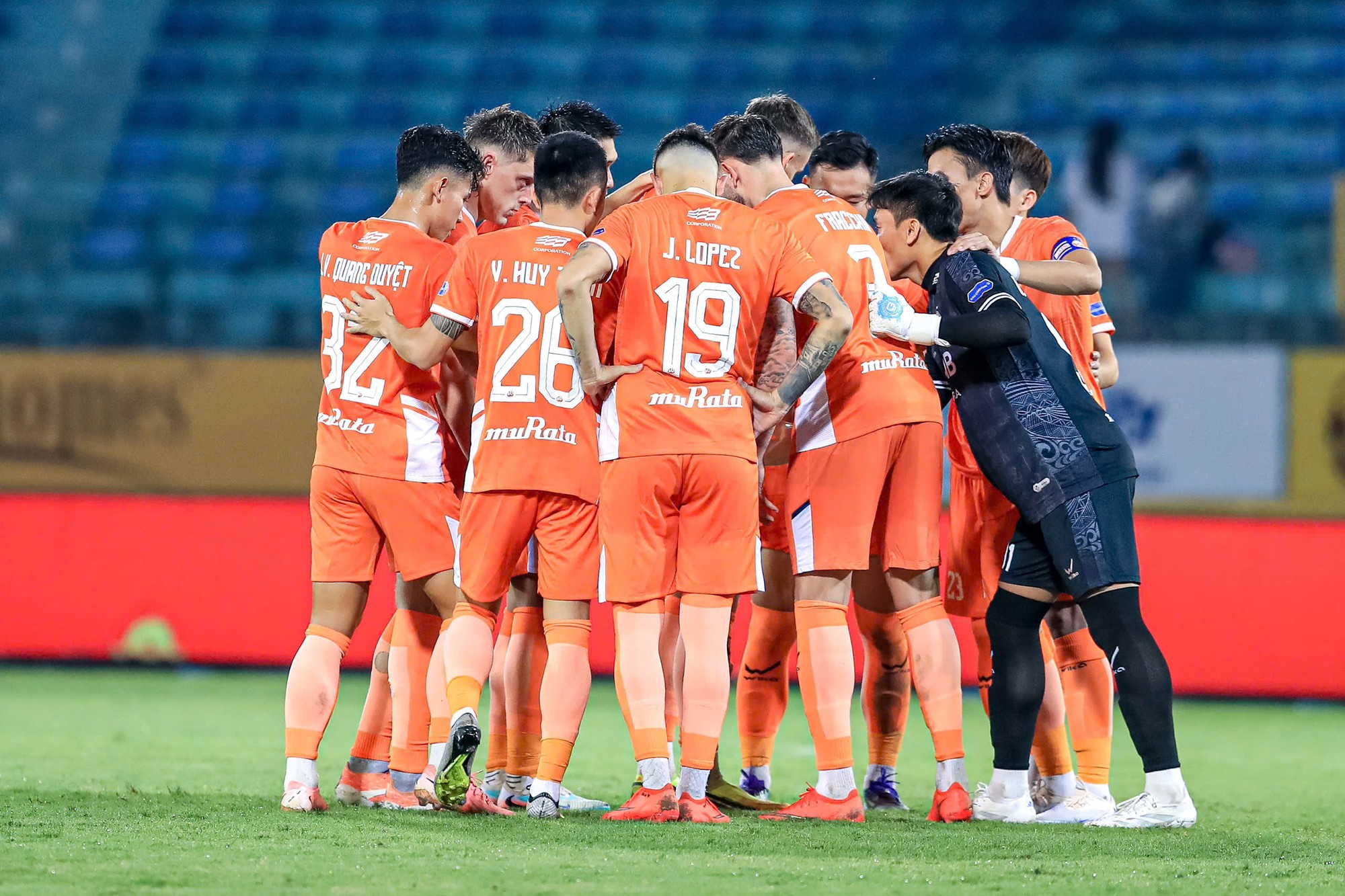 Bùi Tiến Dũng xuất thần cản phá penalty đưa Đà Nẵng vào vòng 16 Cúp Quốc gia 2026 - Ảnh 4. Bùi Tiến Dũng xuất thần cản phá penalty đưa Đà Nẵng vào vòng 16 Cúp Quốc gia 2026 - Ảnh 4.