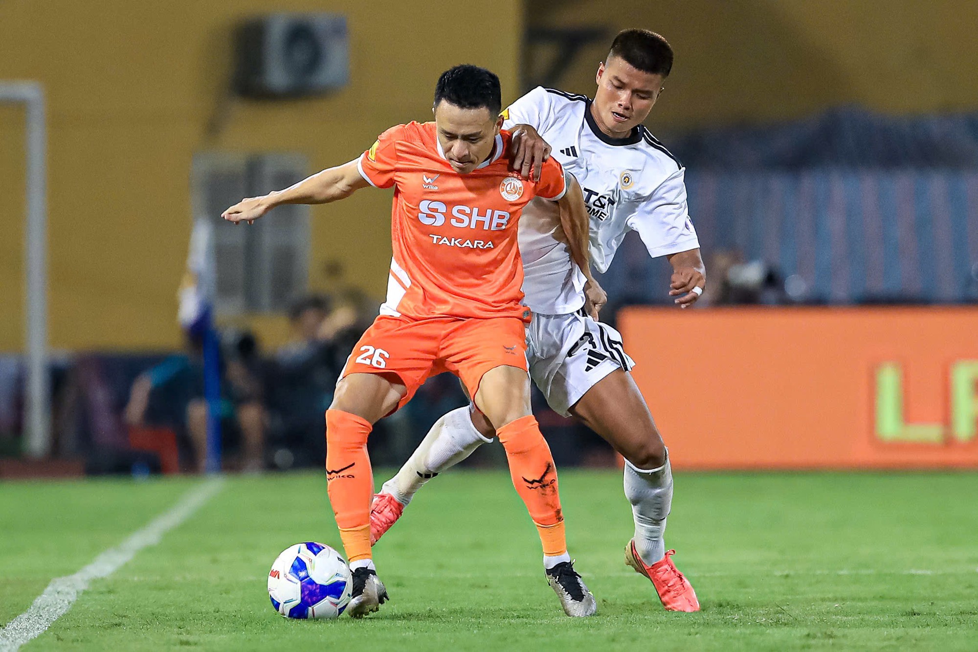 Bùi Tiến Dũng xuất thần cản phá penalty đưa Đà Nẵng vào vòng 16 Cúp Quốc gia 2026 - Ảnh 3. Bùi Tiến Dũng xuất thần cản phá penalty đưa Đà Nẵng vào vòng 16 Cúp Quốc gia 2026 - Ảnh 3.