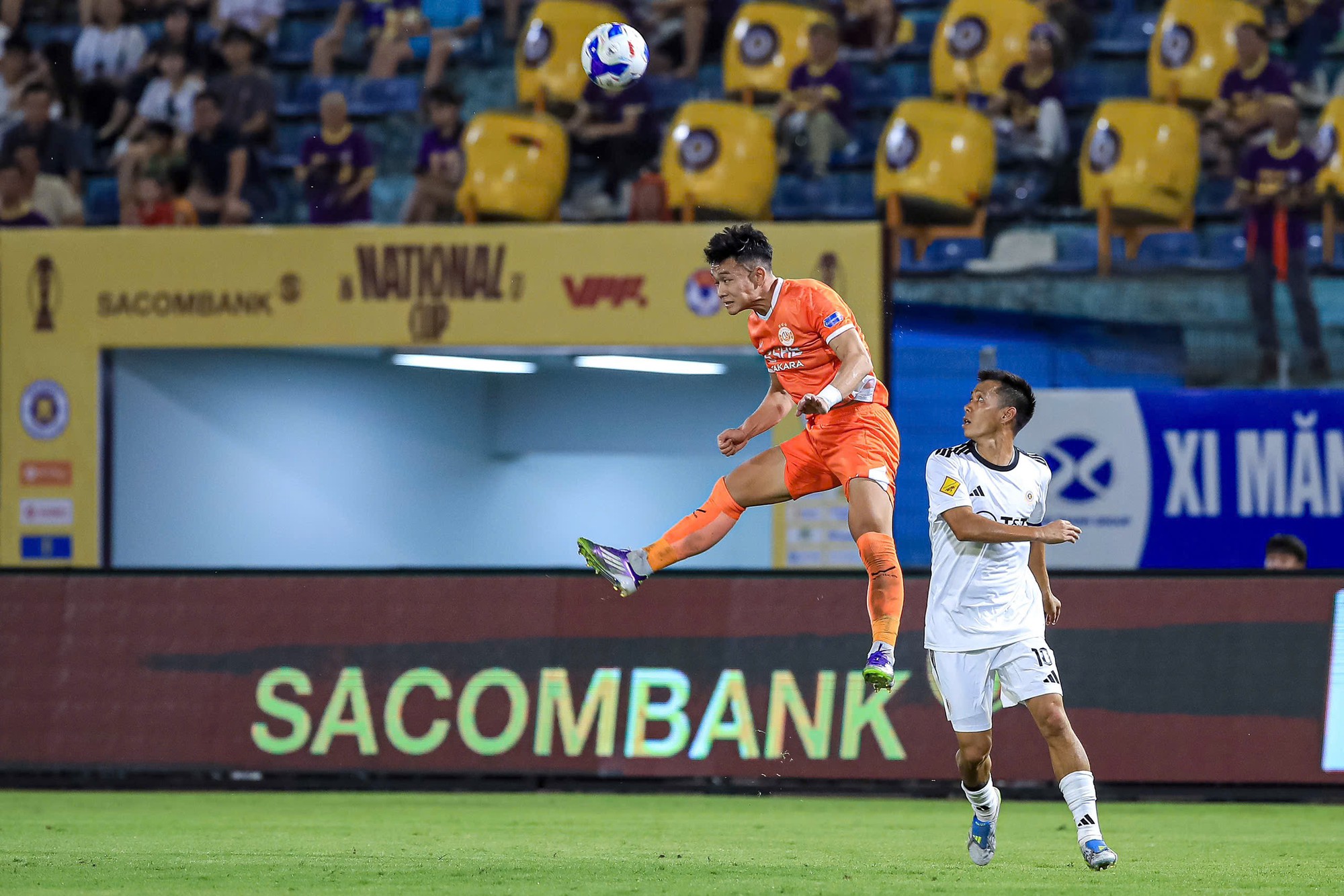 Bùi Tiến Dũng xuất thần cản phá penalty đưa Đà Nẵng vào vòng 16 Cúp Quốc gia 2026 - Ảnh 2. Bùi Tiến Dũng xuất thần cản phá penalty đưa Đà Nẵng vào vòng 16 Cúp Quốc gia 2026 - Ảnh 2.