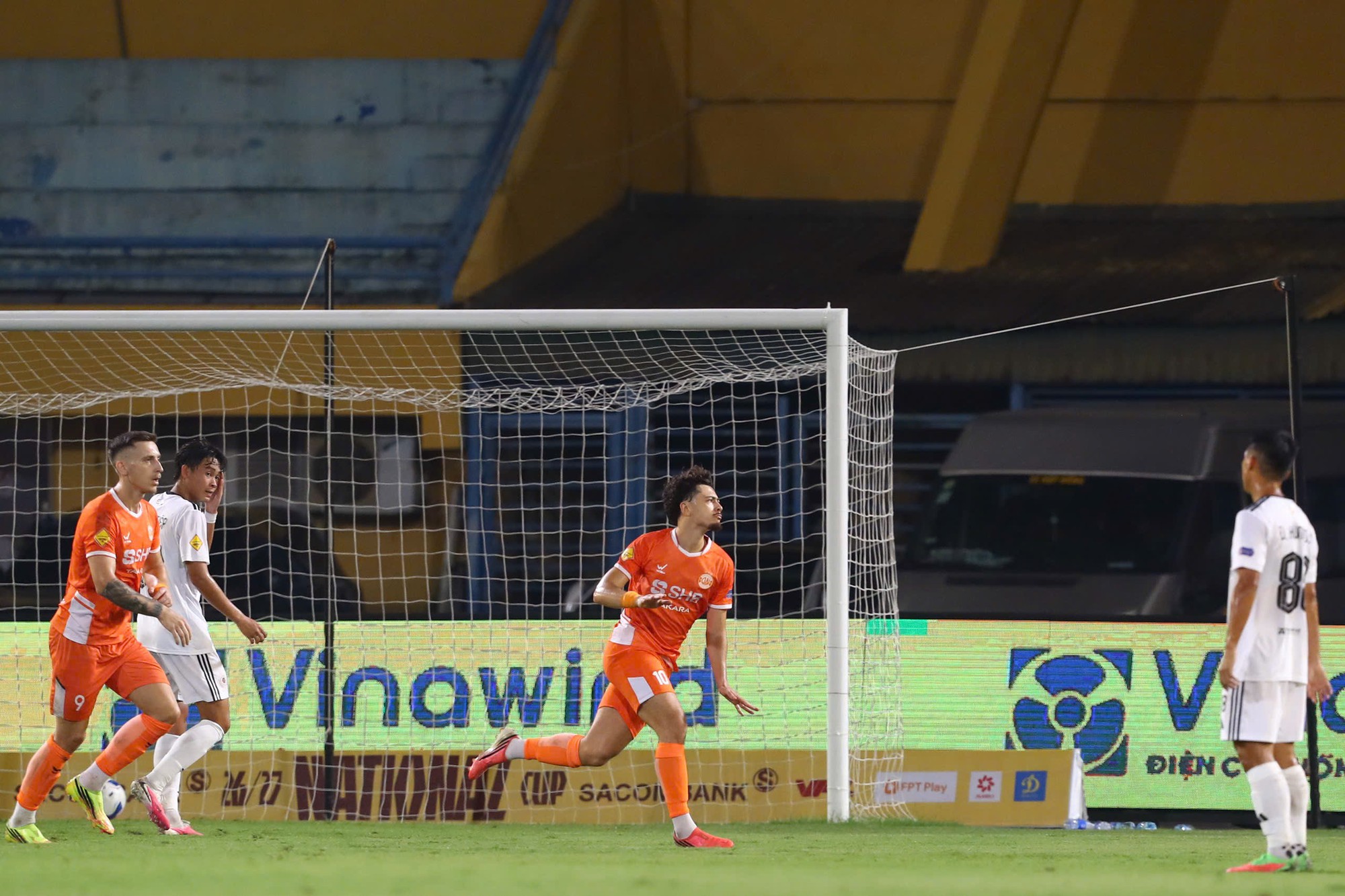 Bùi Tiến Dũng xuất thần cản phá penalty đưa Đà Nẵng vào vòng 16 Cúp Quốc gia 2026 - Ảnh 1. Bùi Tiến Dũng xuất thần cản phá penalty đưa Đà Nẵng vào vòng 16 Cúp Quốc gia 2026 - Ảnh 1.