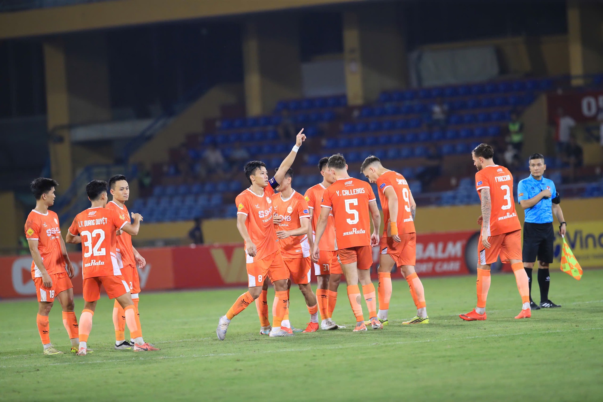 Bùi Tiến Dũng xuất thần cản phá penalty đưa Đà Nẵng vào vòng 16 Cúp Quốc gia 2026 - Ảnh 13. Bùi Tiến Dũng xuất thần cản phá penalty đưa Đà Nẵng vào vòng 16 Cúp Quốc gia 2026 - Ảnh 13.