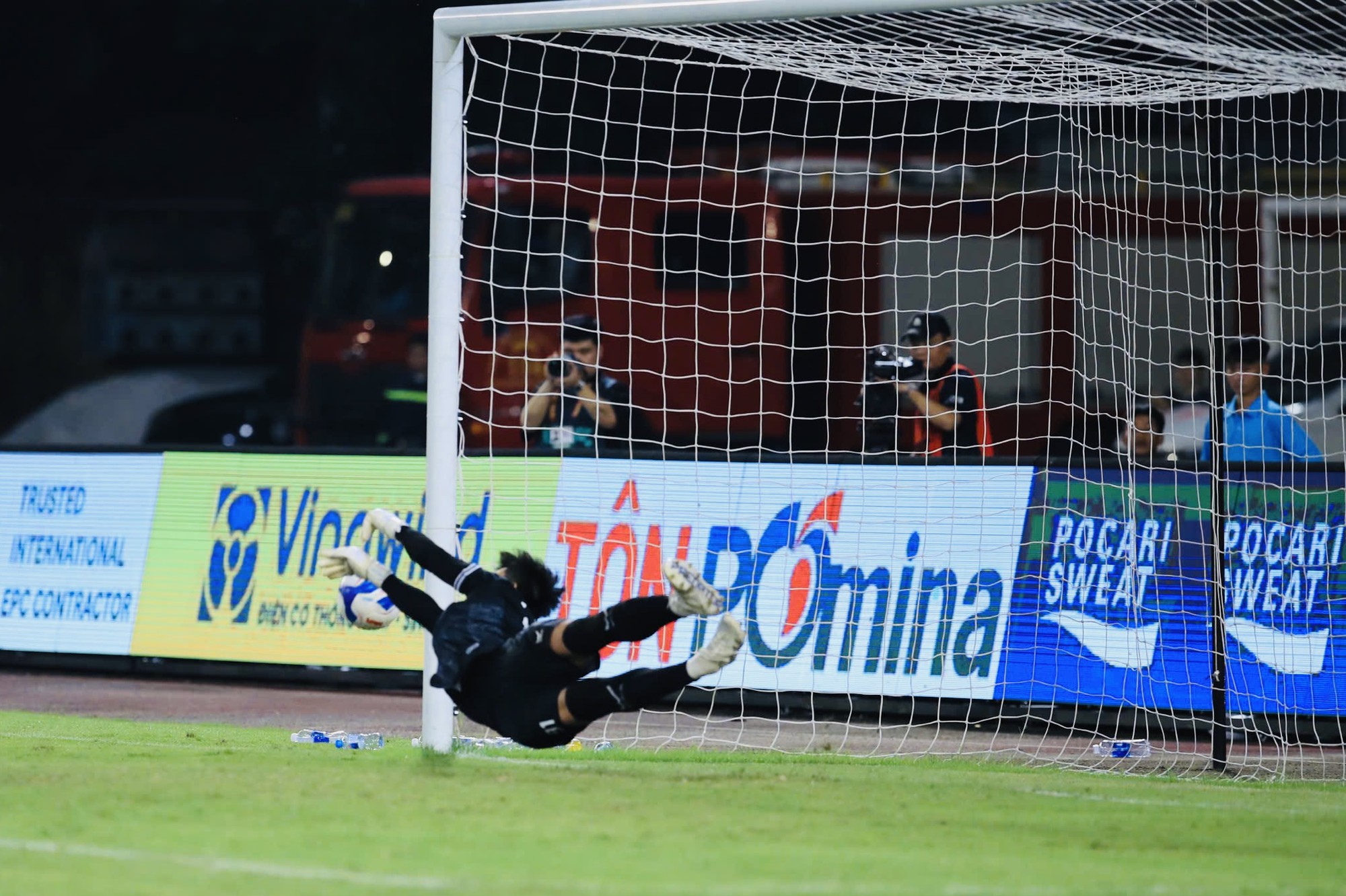Bùi Tiến Dũng xuất thần cản phá penalty đưa Đà Nẵng vào vòng 16 Cúp Quốc gia 2026 - Ảnh 10. Bùi Tiến Dũng xuất thần cản phá penalty đưa Đà Nẵng vào vòng 16 Cúp Quốc gia 2026 - Ảnh 10.