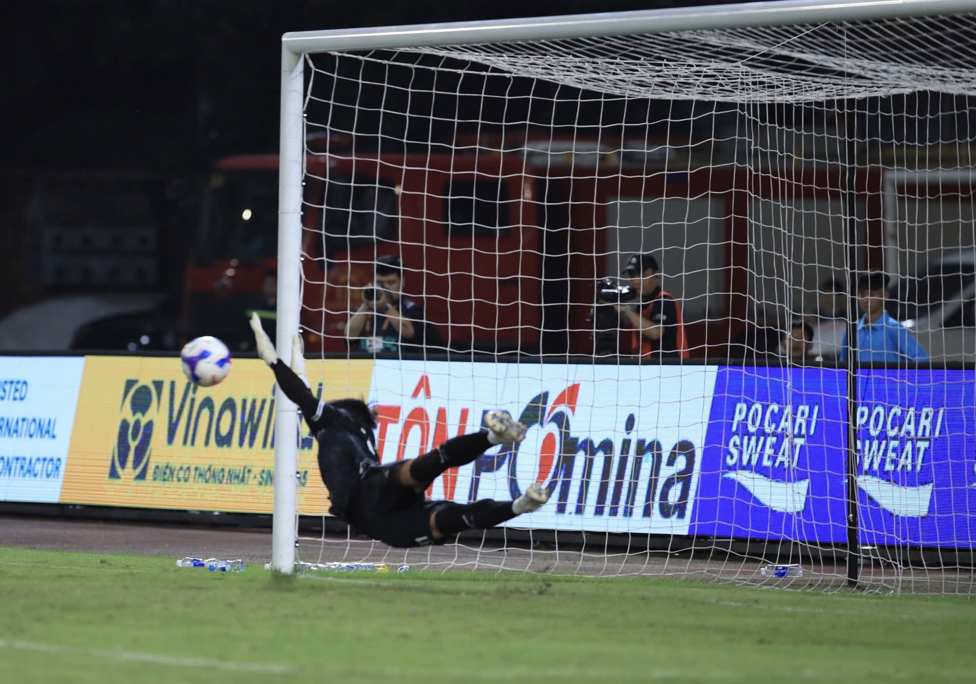 Bùi Tiến Dũng xuất thần cản phá penalty đưa Đà Nẵng vào vòng 16 Cúp Quốc gia 2026 - Ảnh 11. Bùi Tiến Dũng xuất thần cản phá penalty đưa Đà Nẵng vào vòng 16 Cúp Quốc gia 2026 - Ảnh 11.
