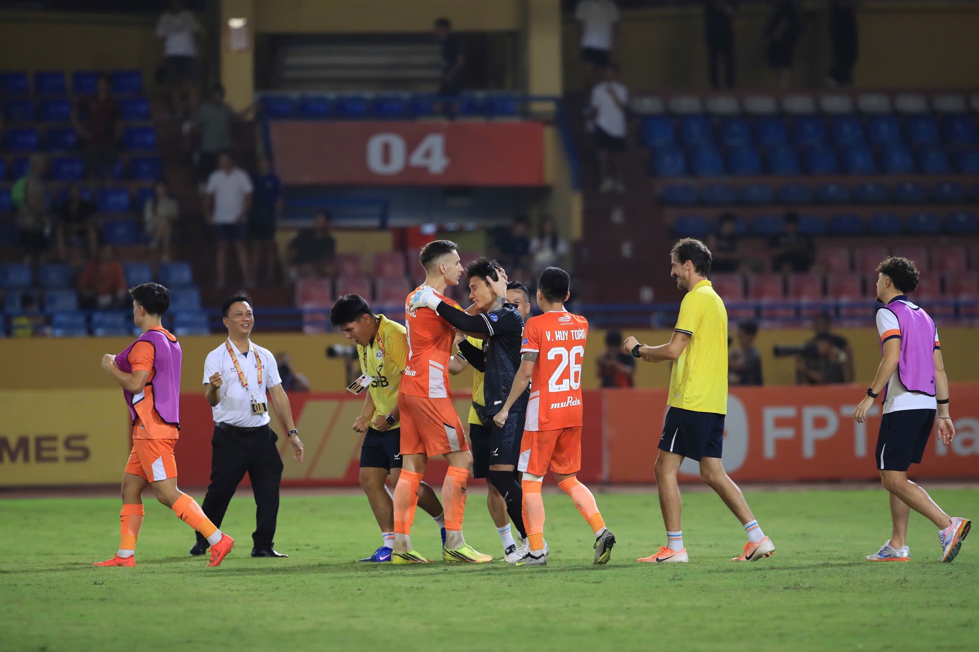 Bùi Tiến Dũng xuất thần cản phá penalty đưa Đà Nẵng vào vòng 16 Cúp Quốc gia 2026 - Ảnh 15. Bùi Tiến Dũng xuất thần cản phá penalty đưa Đà Nẵng vào vòng 16 Cúp Quốc gia 2026 - Ảnh 15.