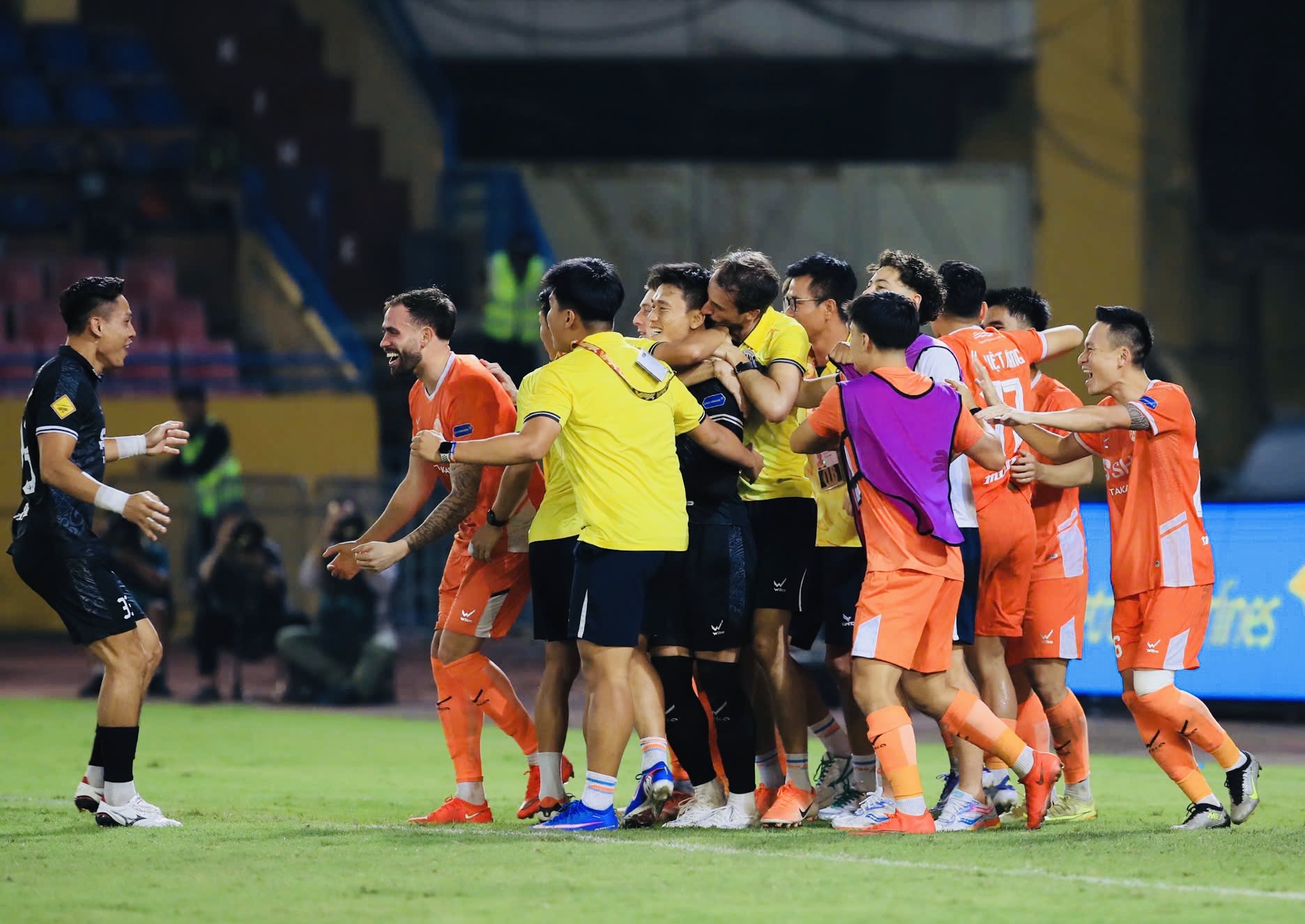 Bùi Tiến Dũng xuất thần cản phá penalty đưa Đà Nẵng vào vòng 16 Cúp Quốc gia 2026 - Ảnh 14. Bùi Tiến Dũng xuất thần cản phá penalty đưa Đà Nẵng vào vòng 16 Cúp Quốc gia 2026 - Ảnh 14.