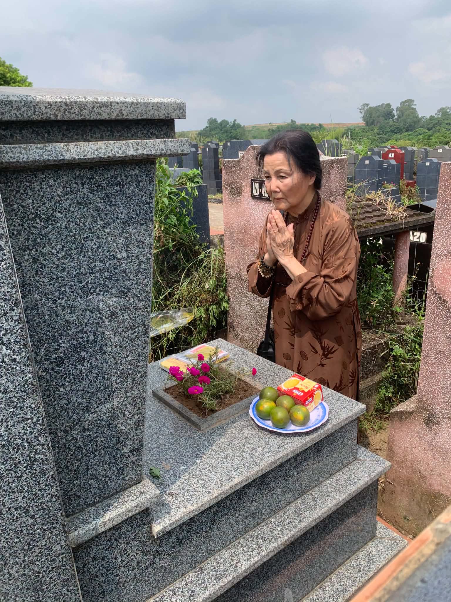 Minh tinh 89 tuổi từ Mỹ về H&agrave; Nội thăm mộ bố ruột: "Bố ơi, con về thăm bố" - Ảnh 1.