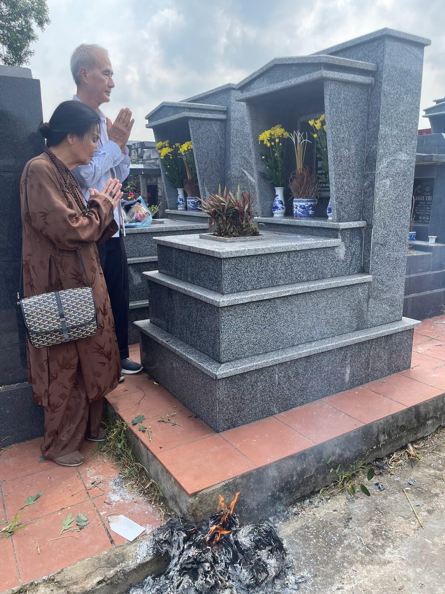 Minh tinh 89 tuổi từ Mỹ về H&agrave; Nội thăm mộ bố ruột: "Bố ơi, con về thăm bố" - Ảnh 2.
