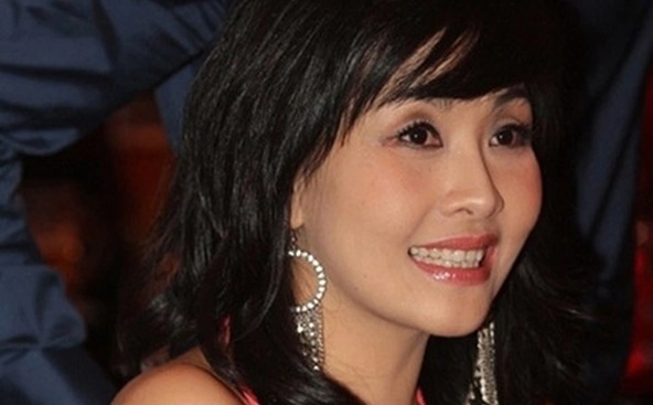 Nữ nghệ sĩ 3 đời chồng từ Mỹ về nước, nhắc thẳng t&ecirc;n Hồng Đ&agrave;o, Việt Hương - Ảnh 1.