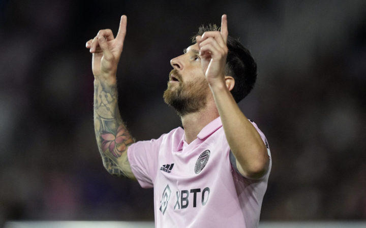Messi ghi si&ecirc;u phẩm đ&aacute; phạt 75 b&agrave;n , tiến s&aacute;t kỷ lục huyền thọai Marcelinho Carioca - Ảnh 1.