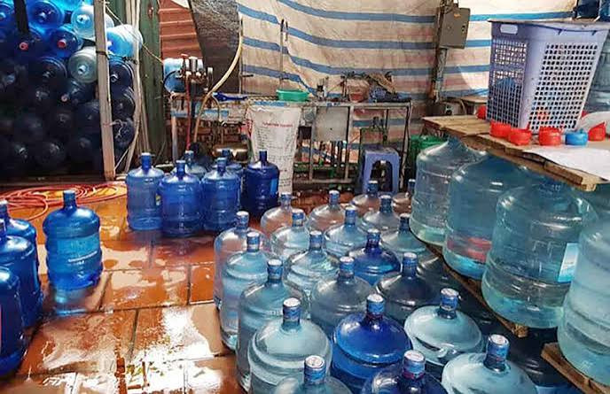 Lời khuyên cần biết khi uống nước đóng bình để đảm bảo sức khỏe năm 2026 - Ảnh 2. Lời khuyên cần biết khi uống nước đóng bình để đảm bảo sức khỏe năm 2026 - Ảnh 2.