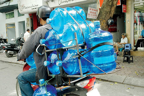 Lời khuyên cần biết khi uống nước đóng bình để đảm bảo sức khỏe năm 2026 - Ảnh 1. Lời khuyên cần biết khi uống nước đóng bình để đảm bảo sức khỏe năm 2026 - Ảnh 1.
