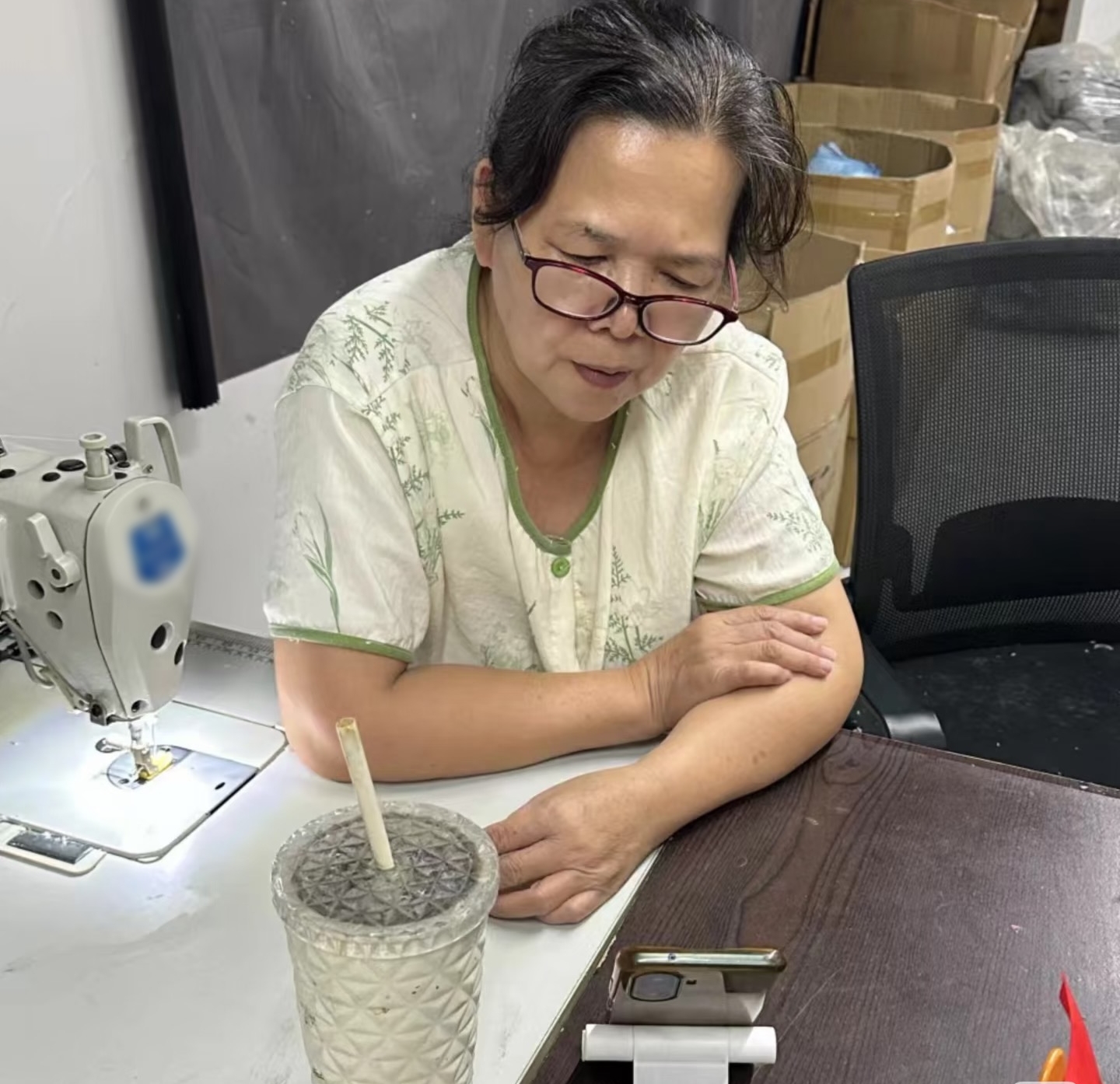Bố mẹ t&ocirc;i U60 m&ecirc; phim AI: Đam m&ecirc; mới lạ trong cuộc sống hiện đại - Ảnh 5.