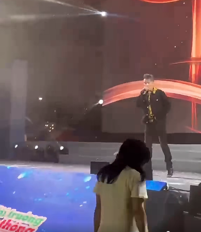Đ&agrave;m Vĩnh Hưng su&yacute;t bị tấn c&ocirc;ng vật l&yacute; trong buổi biểu diễn tại Cần Thơ - Ảnh 1.