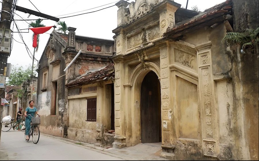 Phát hiện ngôi làng hơn 500 năm tuổi cách Hà Nội 40 km, có gần 50 biệt thự đẹp như một góc châu Âu - Ảnh 1.