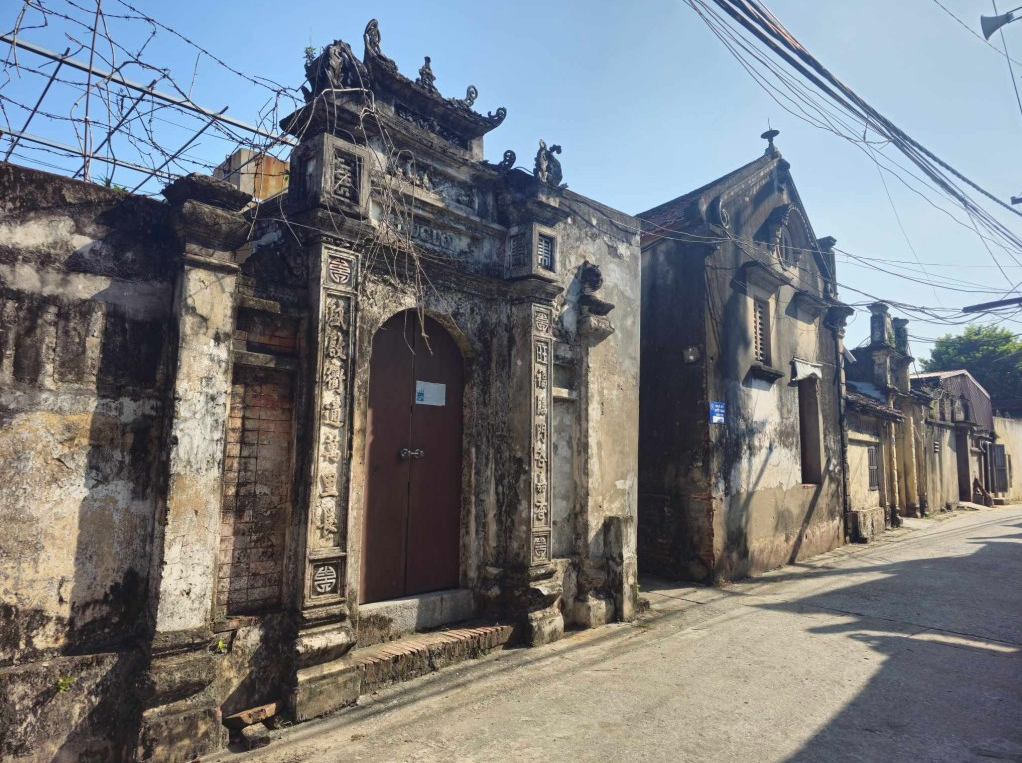 Phát hiện ngôi làng hơn 500 năm tuổi cách Hà Nội 40 km, có gần 50 biệt thự đẹp như một góc châu Âu - Ảnh 3.