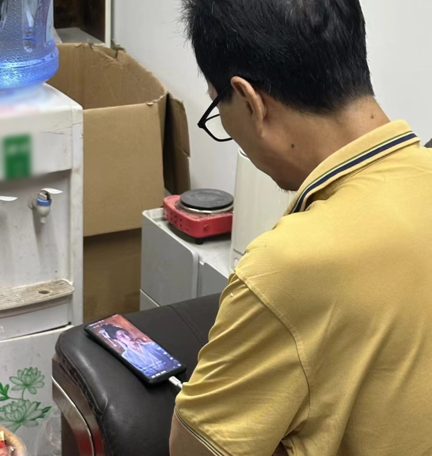 Bố mẹ t&ocirc;i U60 m&ecirc; phim AI: Đam m&ecirc; mới lạ trong cuộc sống hiện đại - Ảnh 2.
