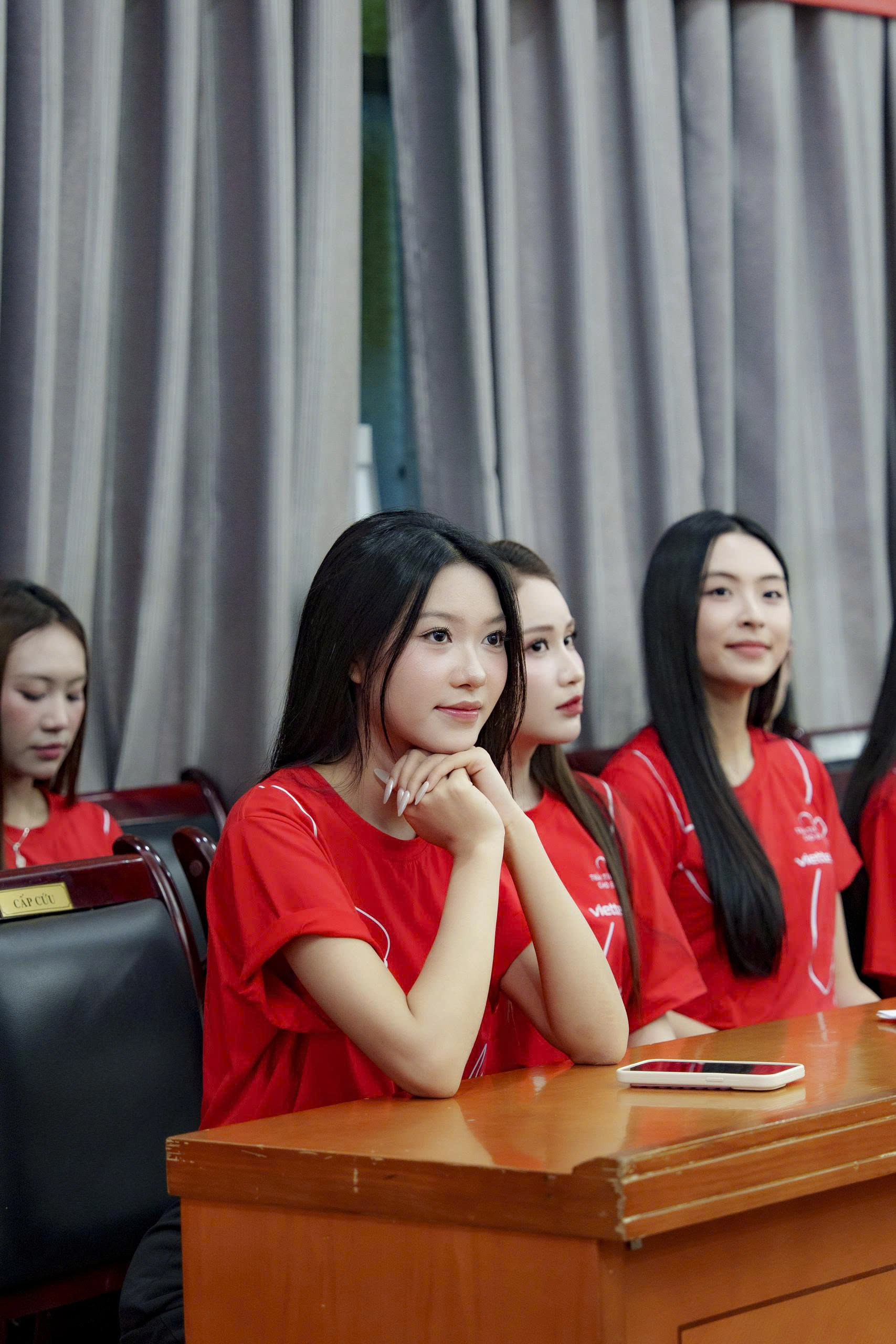 D&agrave;n hoa hậu, &aacute; hậu sẻ chia y&ecirc;u thương với trẻ em mắc bệnh tim dịp Trung thu - Ảnh 2.