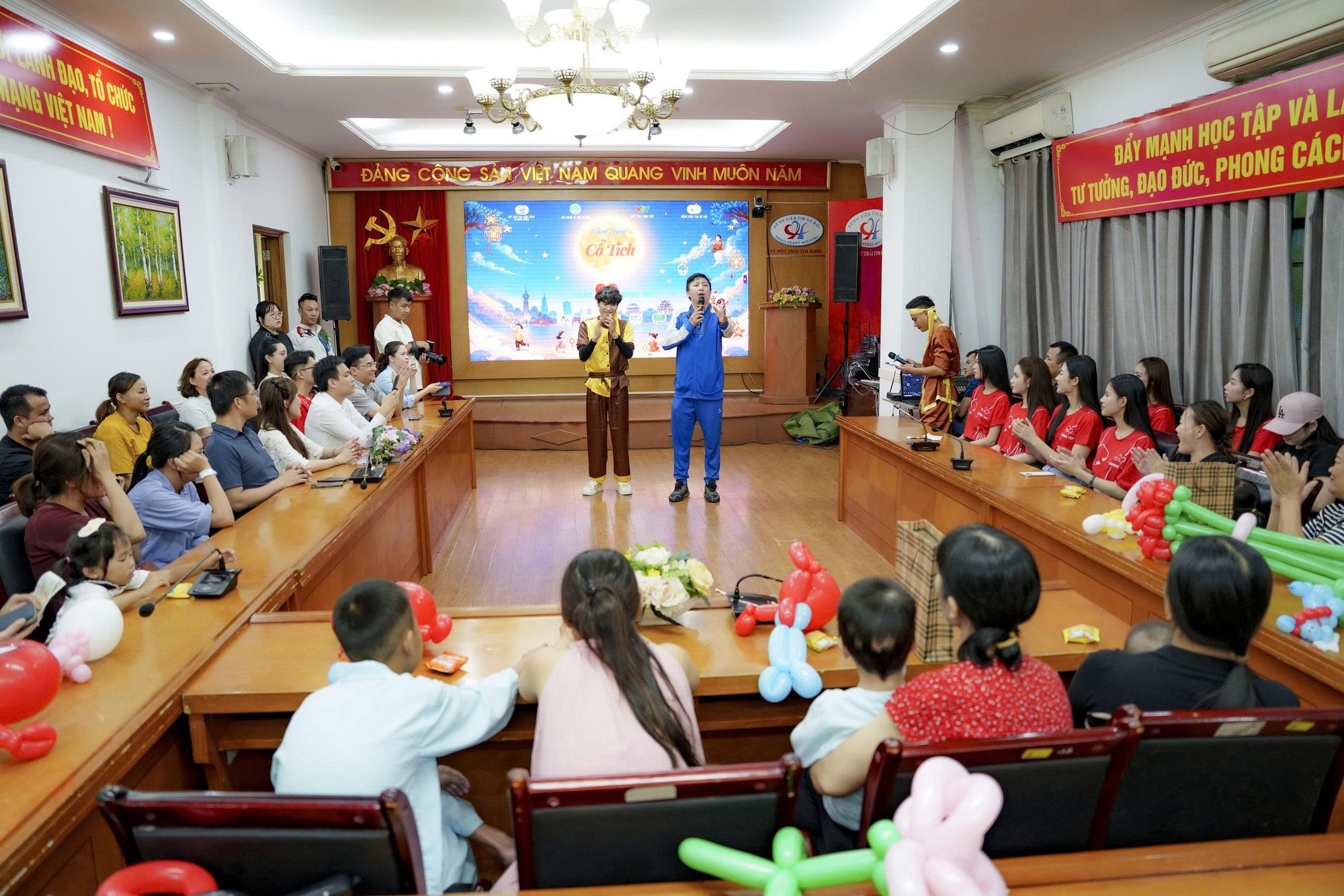 D&agrave;n hoa hậu, &aacute; hậu sẻ chia y&ecirc;u thương với trẻ em mắc bệnh tim dịp Trung thu - Ảnh 4.