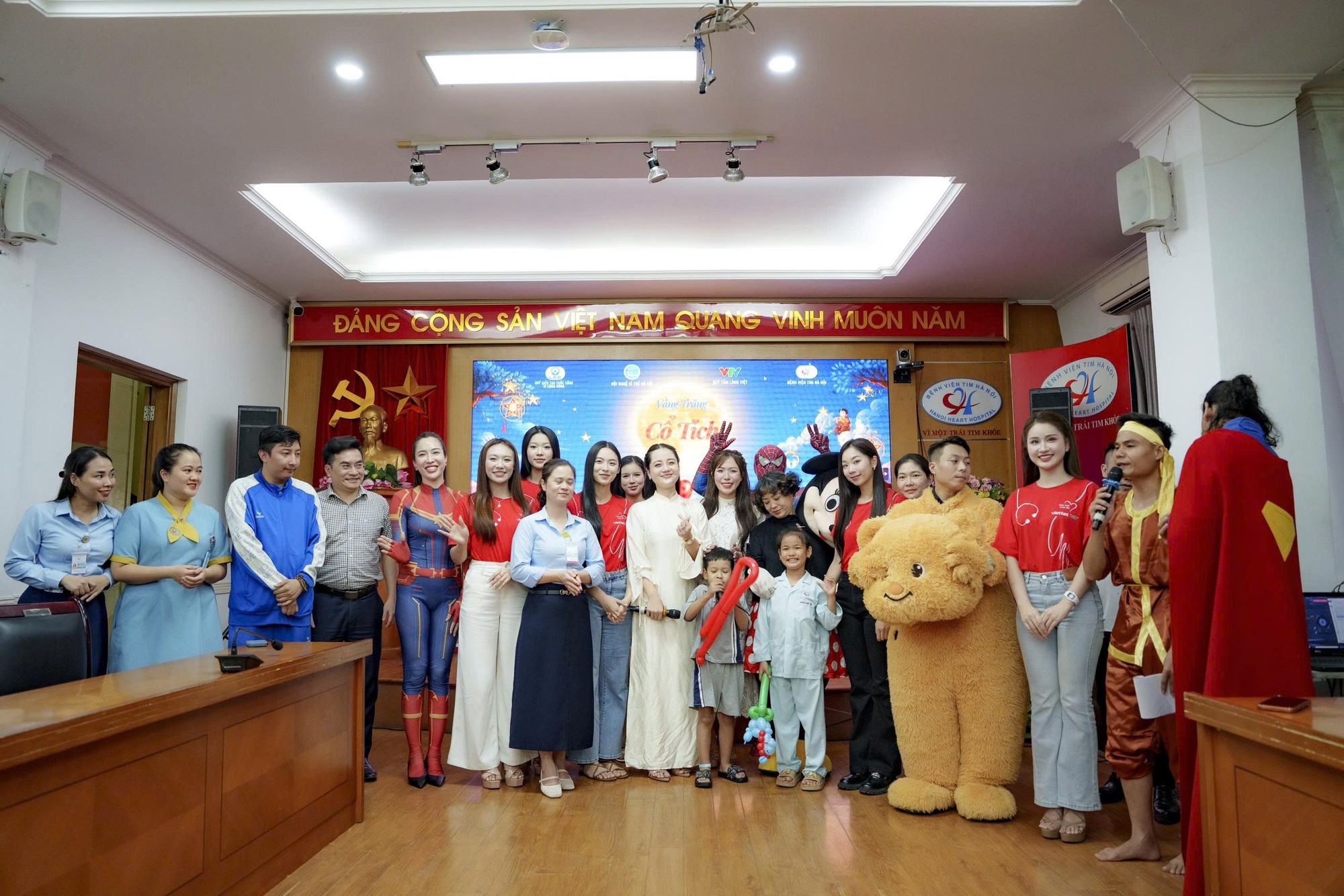 D&agrave;n hoa hậu, &aacute; hậu sẻ chia y&ecirc;u thương với trẻ em mắc bệnh tim dịp Trung thu - Ảnh 3.