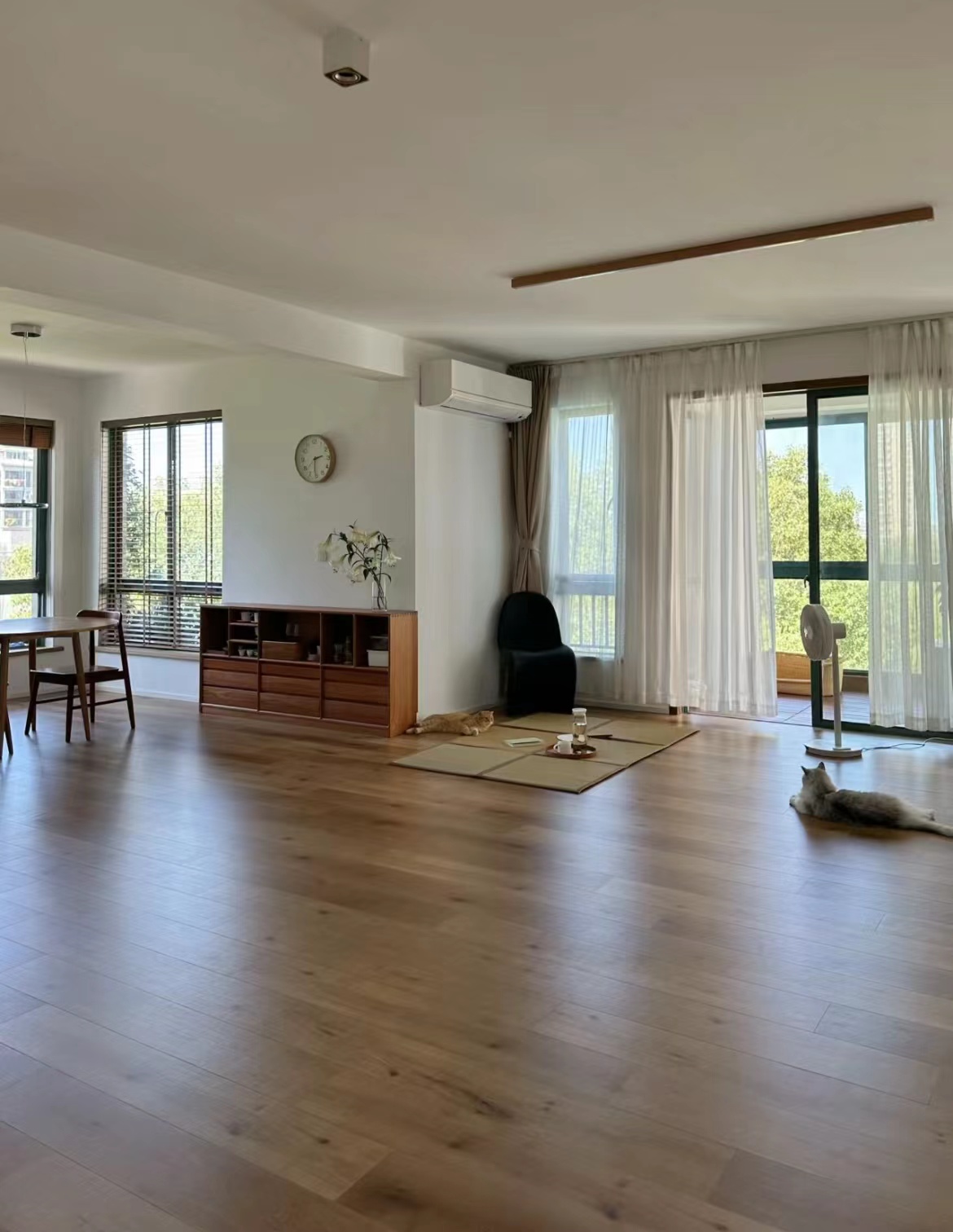 Tại sao ngày càng nhiều người từ bỏ sofa và bàn trà trong không gian sống hiện đại? - Ảnh 1. Tại sao ngày càng nhiều người từ bỏ sofa và bàn trà trong không gian sống hiện đại? - Ảnh 1.
