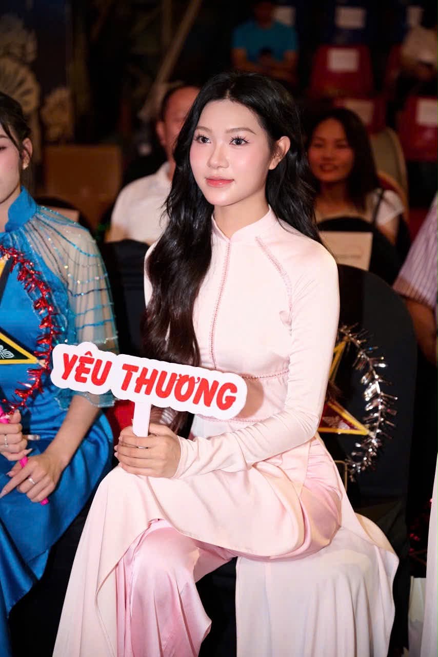 D&agrave;n hoa hậu, &aacute; hậu sẻ chia y&ecirc;u thương với trẻ em mắc bệnh tim dịp Trung thu - Ảnh 6.