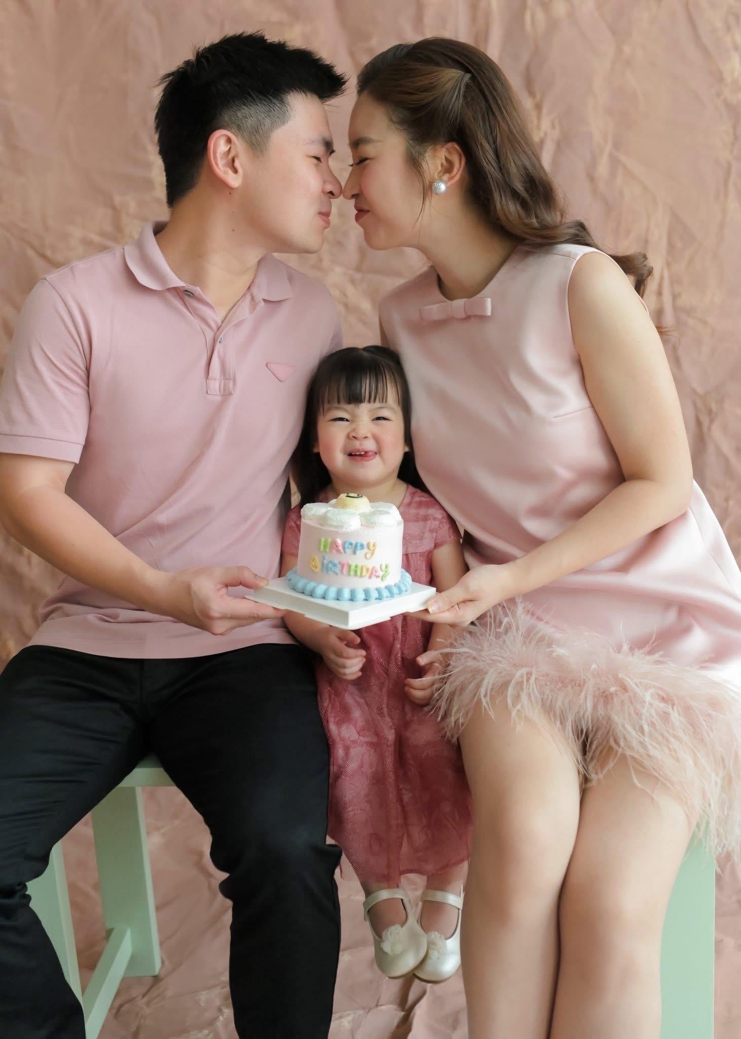 Cháu gái bầu Hiển 3 tuổi mê bóng đá và giống ba Đỗ Vinh Quang - Ảnh 2. Cháu gái bầu Hiển 3 tuổi mê bóng đá và giống ba Đỗ Vinh Quang - Ảnh 2.