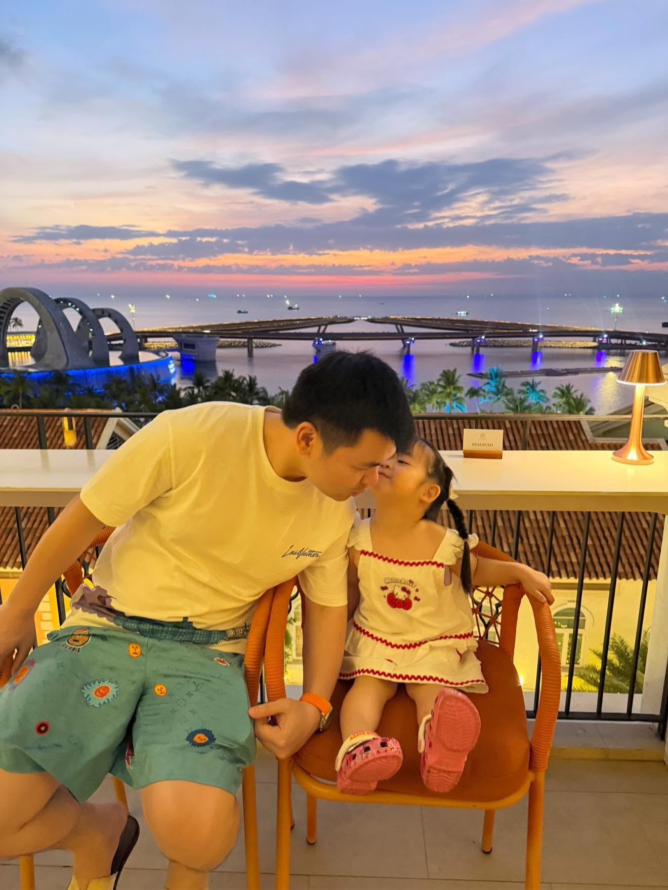 Cháu gái bầu Hiển 3 tuổi mê bóng đá và giống ba Đỗ Vinh Quang - Ảnh 10. Cháu gái bầu Hiển 3 tuổi mê bóng đá và giống ba Đỗ Vinh Quang - Ảnh 10.