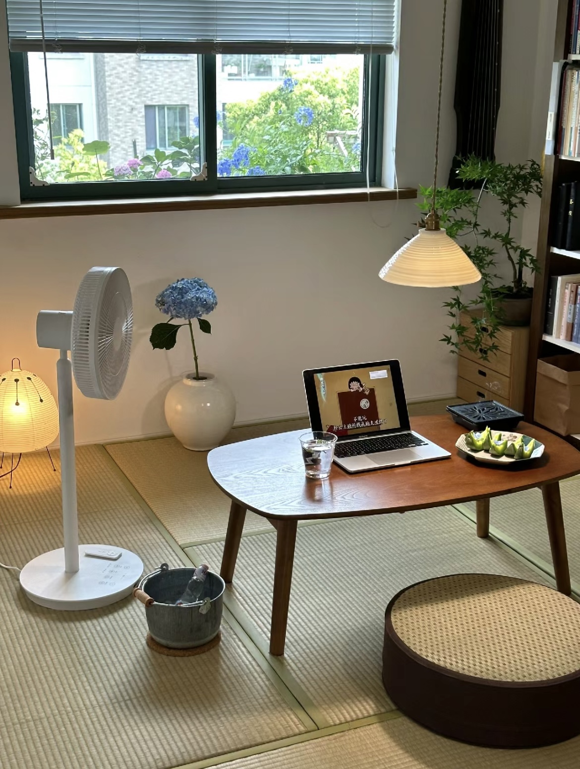 Tại sao ngày càng nhiều người từ bỏ sofa và bàn trà trong không gian sống hiện đại? - Ảnh 8. Tại sao ngày càng nhiều người từ bỏ sofa và bàn trà trong không gian sống hiện đại? - Ảnh 8.