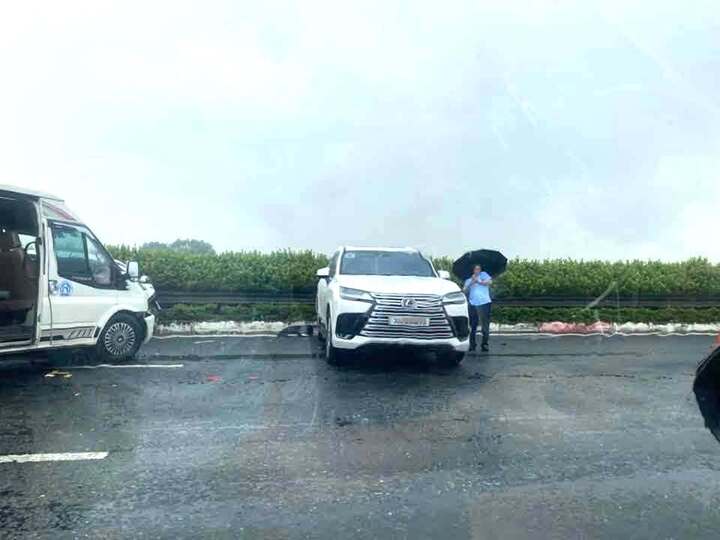 Vụ tai nạn xe Lexus ch&egrave;n &eacute;p xe kh&aacute;c tr&ecirc;n cao tốc được điều tra thế n&agrave;o? - Ảnh 1.