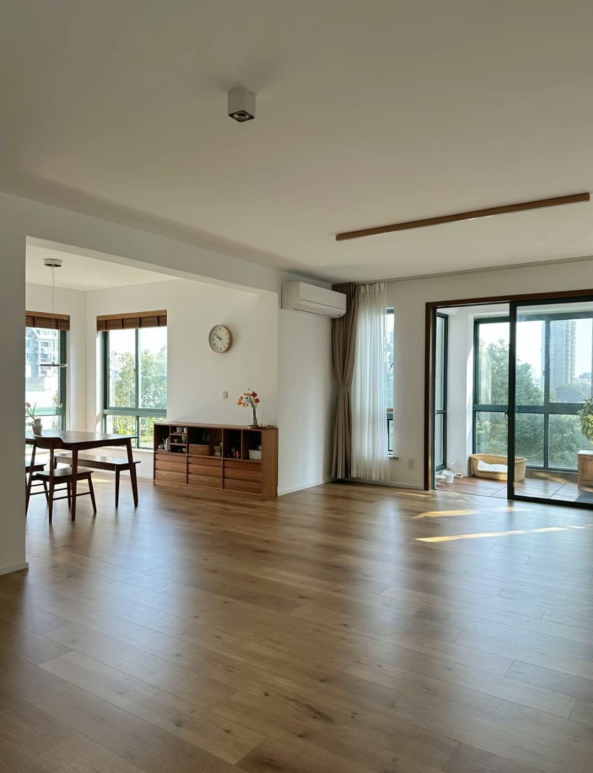 Tại sao ngày càng nhiều người từ bỏ sofa và bàn trà trong không gian sống hiện đại? - Ảnh 2. Tại sao ngày càng nhiều người từ bỏ sofa và bàn trà trong không gian sống hiện đại? - Ảnh 2.