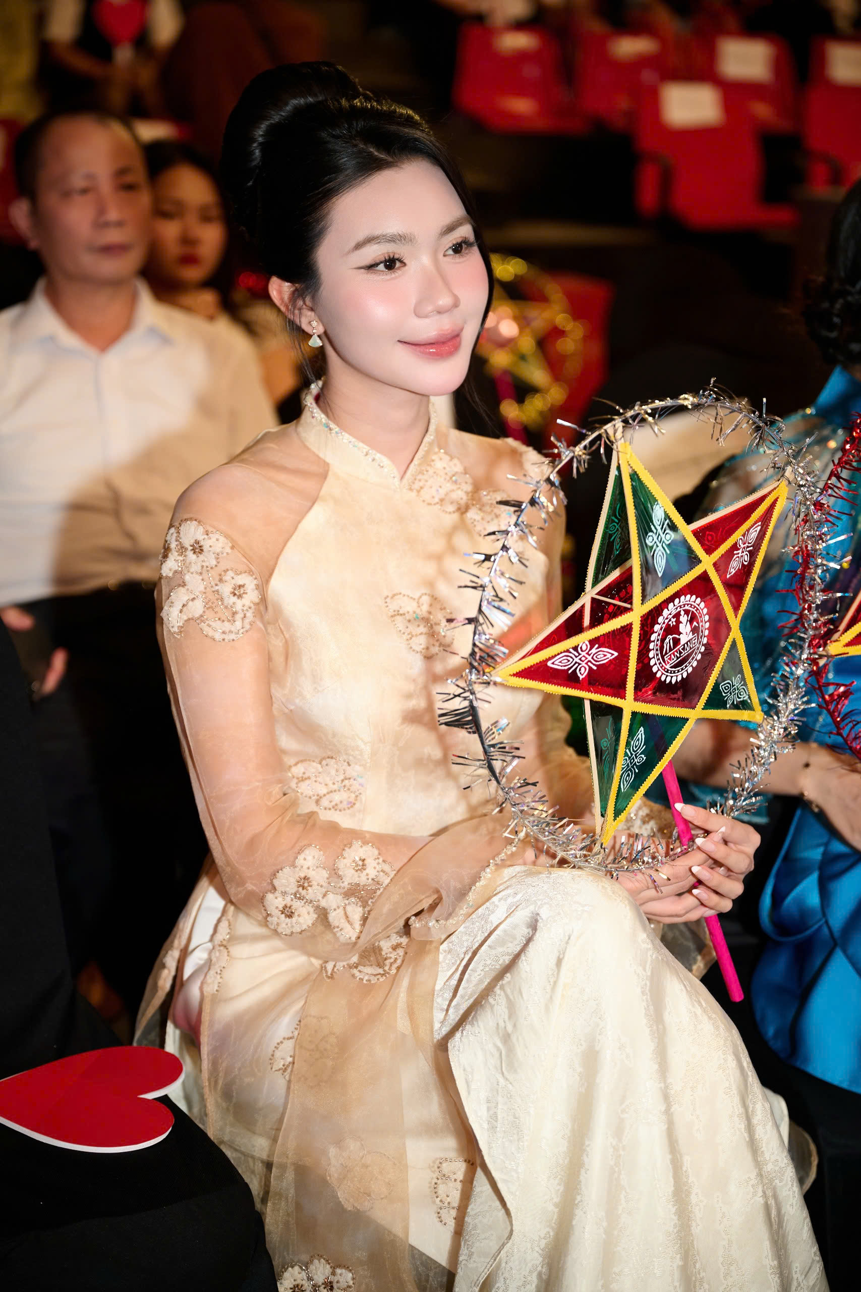 D&agrave;n hoa hậu, &aacute; hậu sẻ chia y&ecirc;u thương với trẻ em mắc bệnh tim dịp Trung thu - Ảnh 10.