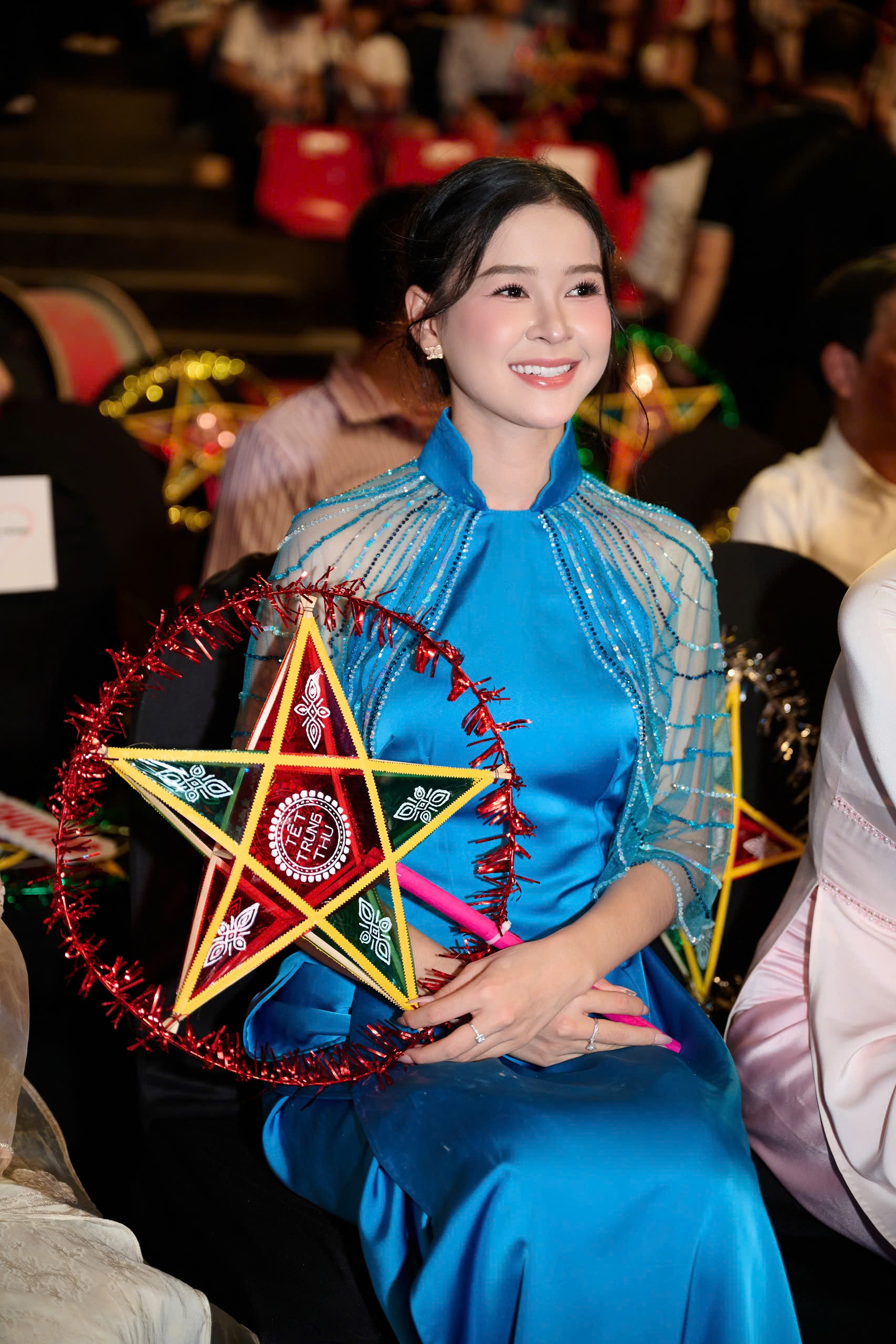 D&agrave;n hoa hậu, &aacute; hậu sẻ chia y&ecirc;u thương với trẻ em mắc bệnh tim dịp Trung thu - Ảnh 11.