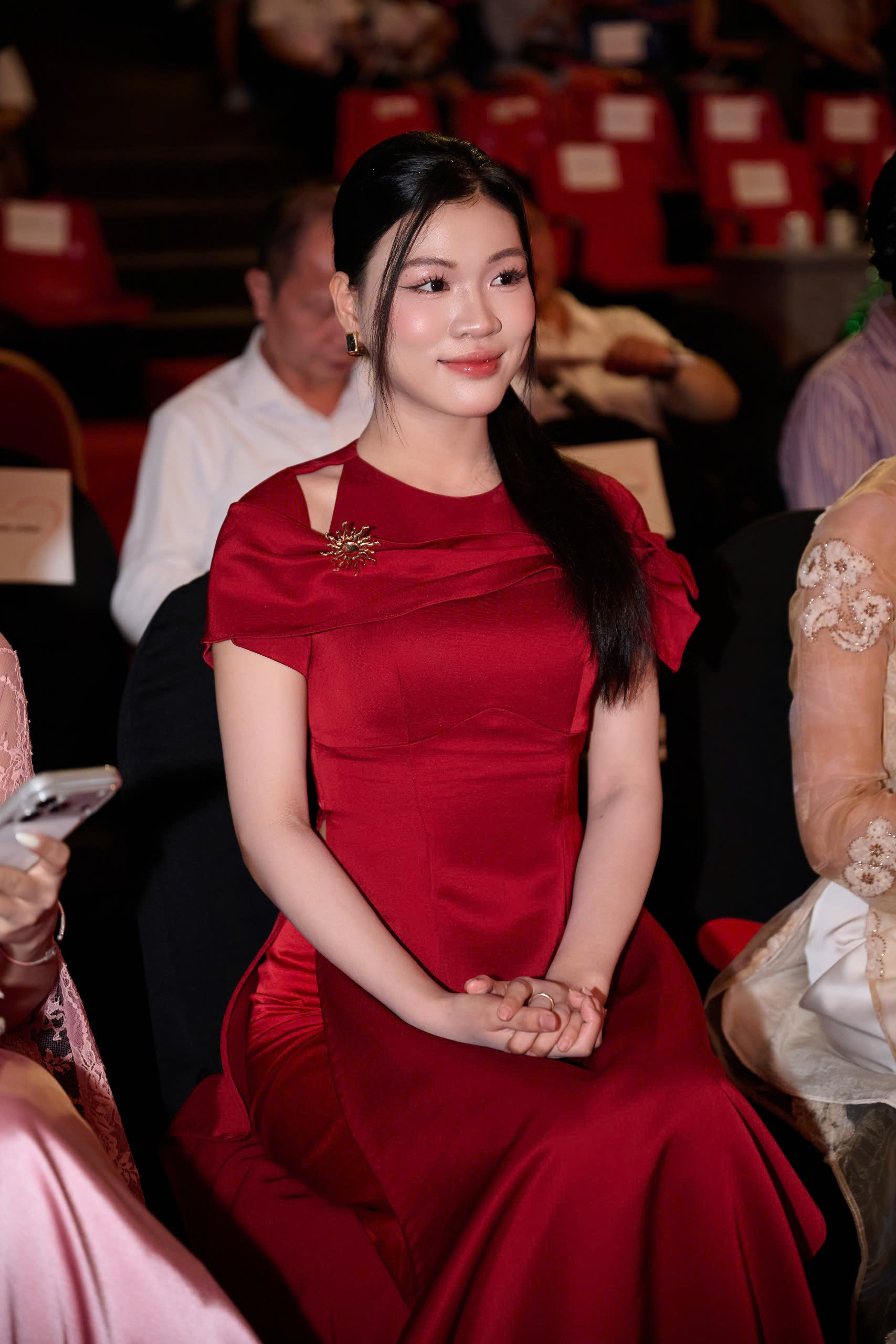D&agrave;n hoa hậu, &aacute; hậu sẻ chia y&ecirc;u thương với trẻ em mắc bệnh tim dịp Trung thu - Ảnh 9.