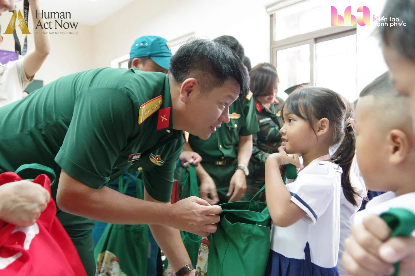 Hành trình “Trăng Sáng Muôn Nơi” tại Tây Giang: Khi màu áo lính thắp sáng vầng trăng trẻ thơ - Ảnh 4.