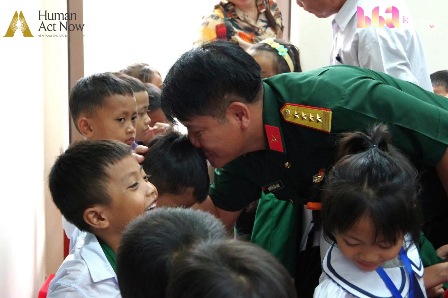 Hành trình “Trăng Sáng Muôn Nơi” tại Tây Giang: Khi màu áo lính thắp sáng vầng trăng trẻ thơ - Ảnh 5.