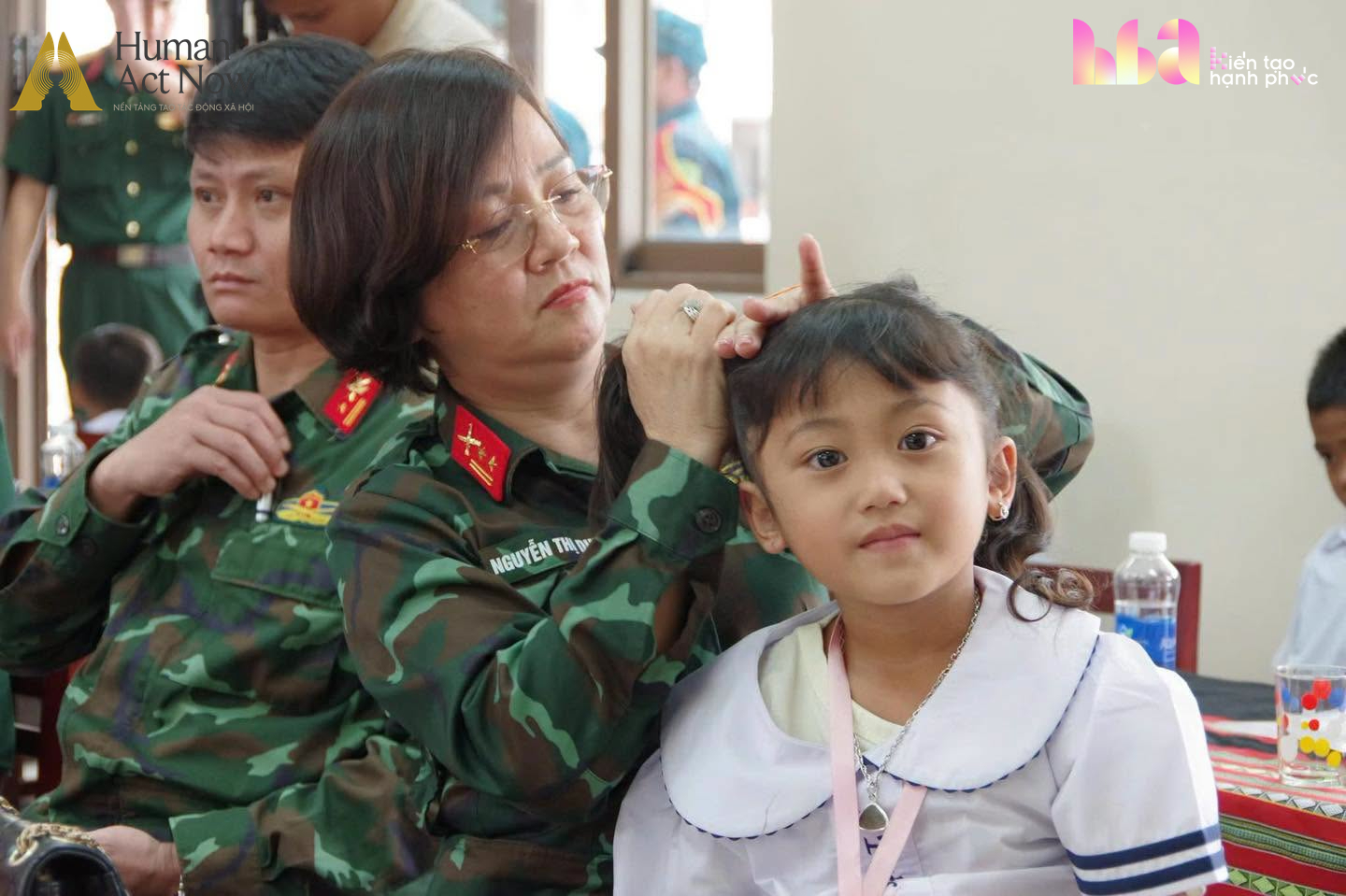 Hành trình “Trăng Sáng Muôn Nơi” tại Tây Giang: Khi màu áo lính thắp sáng vầng trăng trẻ thơ - Ảnh 6.