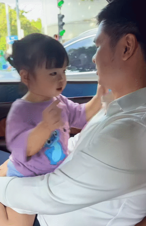 Cháu gái bầu Hiển 3 tuổi mê bóng đá và giống ba Đỗ Vinh Quang - Ảnh 8. Cháu gái bầu Hiển 3 tuổi mê bóng đá và giống ba Đỗ Vinh Quang - Ảnh 8.
