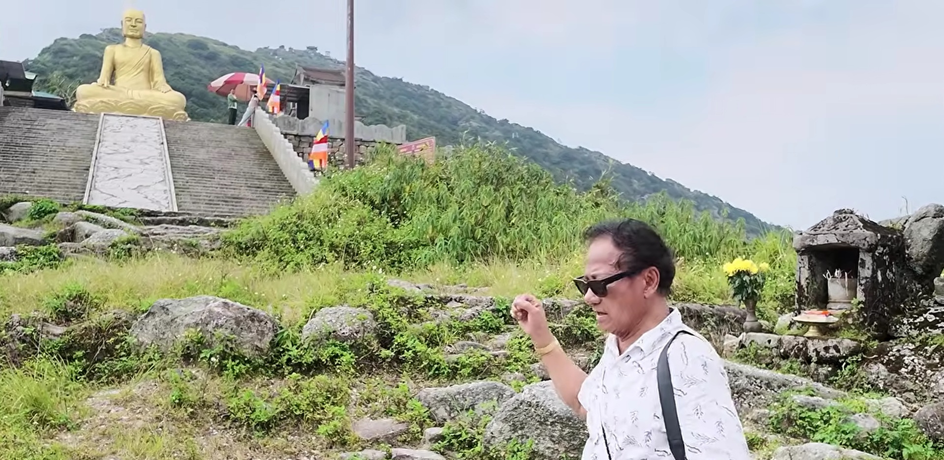 Chế Linh U90 leo bộ lên đỉnh Yên Tử: "Non sông đất nước hùng vĩ quá" - Ảnh 1. Chế Linh U90 leo bộ lên đỉnh Yên Tử: "Non sông đất nước hùng vĩ quá" - Ảnh 1.