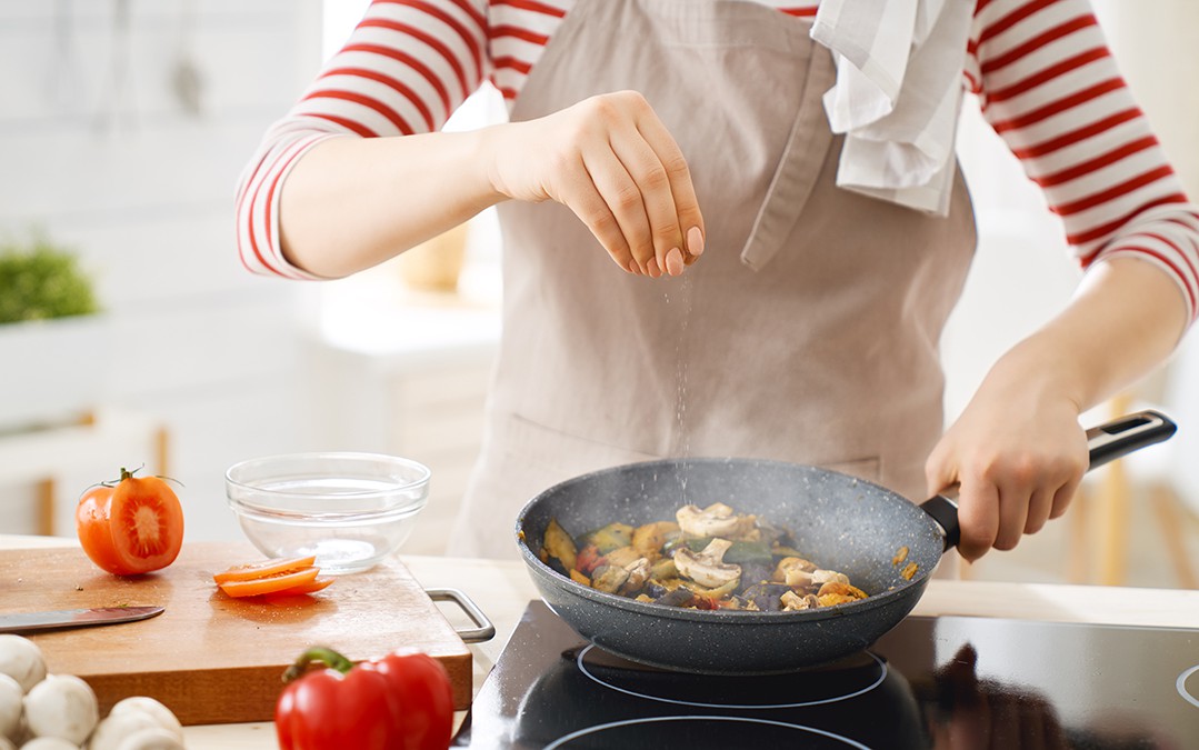 Lời khuyên khi dùng bếp từ: 1 thói quen dễ khiến bảng điều khiển "tê liệt"
