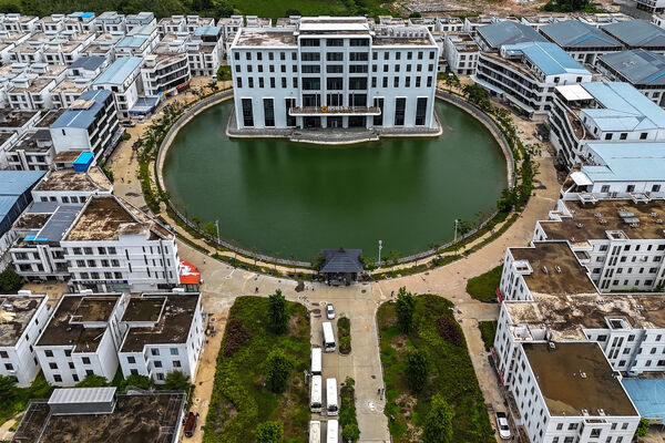 Bên trong Khu lừa đảo điện tử số 8 Campuchia: Thành phố kỳ lạ cho 20 . 000 Người - Ảnh 1. Bên trong Khu lừa đảo điện tử số 8 Campuchia: Thành phố kỳ lạ cho 20 . 000 Người - Ảnh 1.