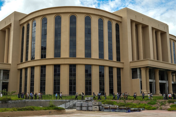 Bên trong Khu lừa đảo điện tử số 8 Campuchia: Thành phố kỳ lạ cho 20 . 000 Người - Ảnh 7. Bên trong Khu lừa đảo điện tử số 8 Campuchia: Thành phố kỳ lạ cho 20 . 000 Người - Ảnh 7.