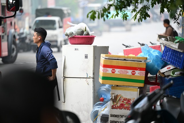 Ch&aacute;y kho h&agrave;ng gần ch&acirc;n cầu Vĩnh Tuy (H&agrave; Nội), h&agrave;ng chục người b&ecirc; đồ di tản - Ảnh 10.