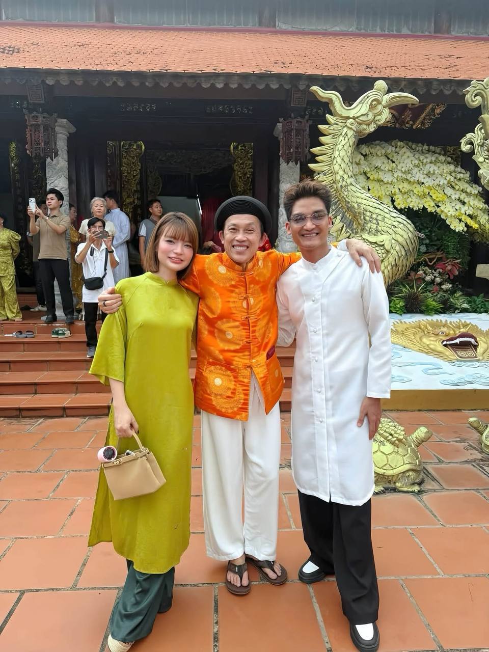 Nghệ sĩ Hoài Linh chủ trì thực hiện nghi lễ, dàn sao Việt tề tựu tại đền thờ 100 tỷ - Ảnh 4.