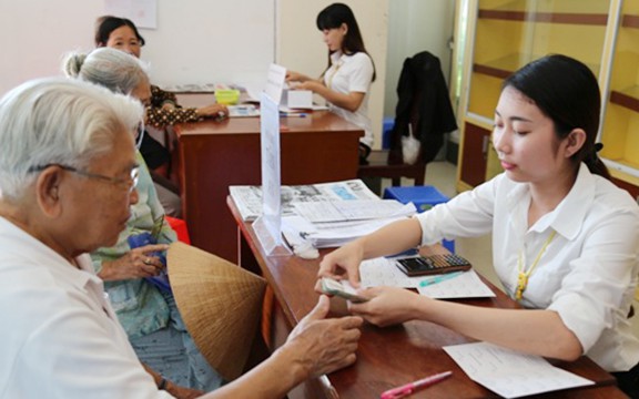 Trường hợp được nhận tiền và đóng BHYT khi không có lương hưu, chưa đủ 75 tuổi
