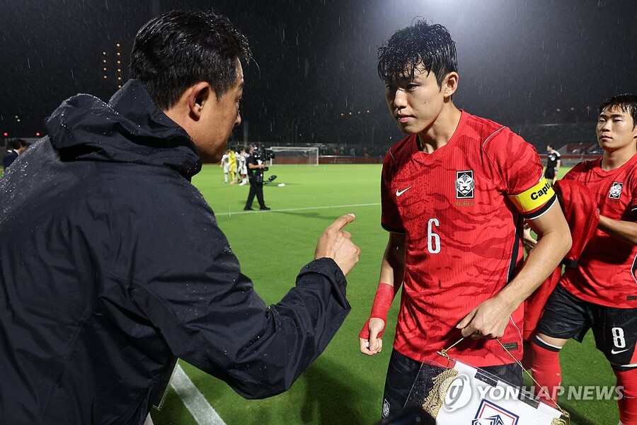 B&aacute;o H&agrave;n Quốc: "Thời đại đ&aacute;nh gi&aacute; thấp b&oacute;ng đ&aacute; Đ&ocirc;ng Nam &Aacute; đ&atilde; qua, Việt Nam l&agrave; một thế lực mới" - Ảnh 2.