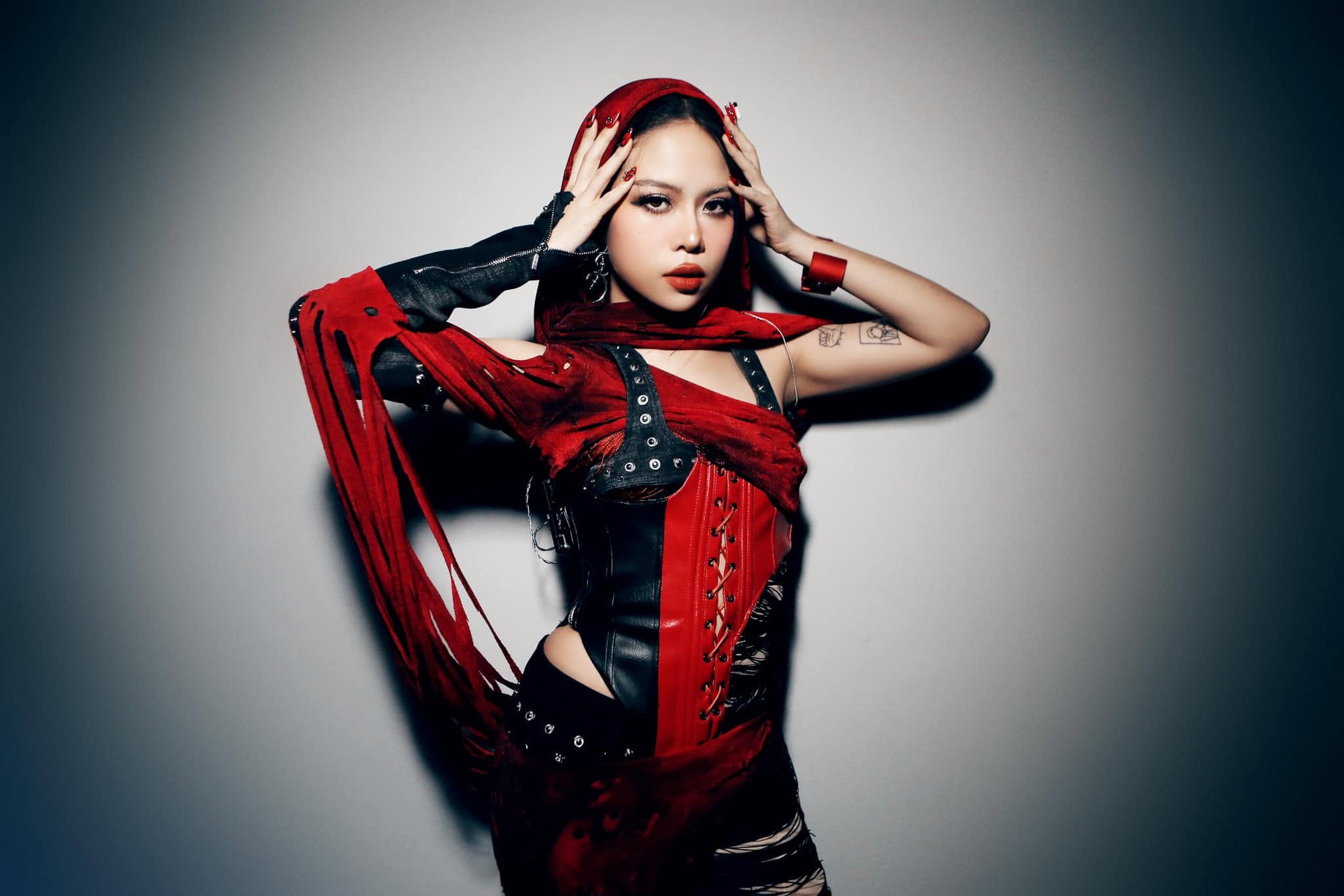 Nữ ca sĩ xuất thân chuyên Amsterdam Hà Nội thi Đại học đỗ trường Y, đi hát có album được quốc tế ca ngợi- Ảnh 4.
