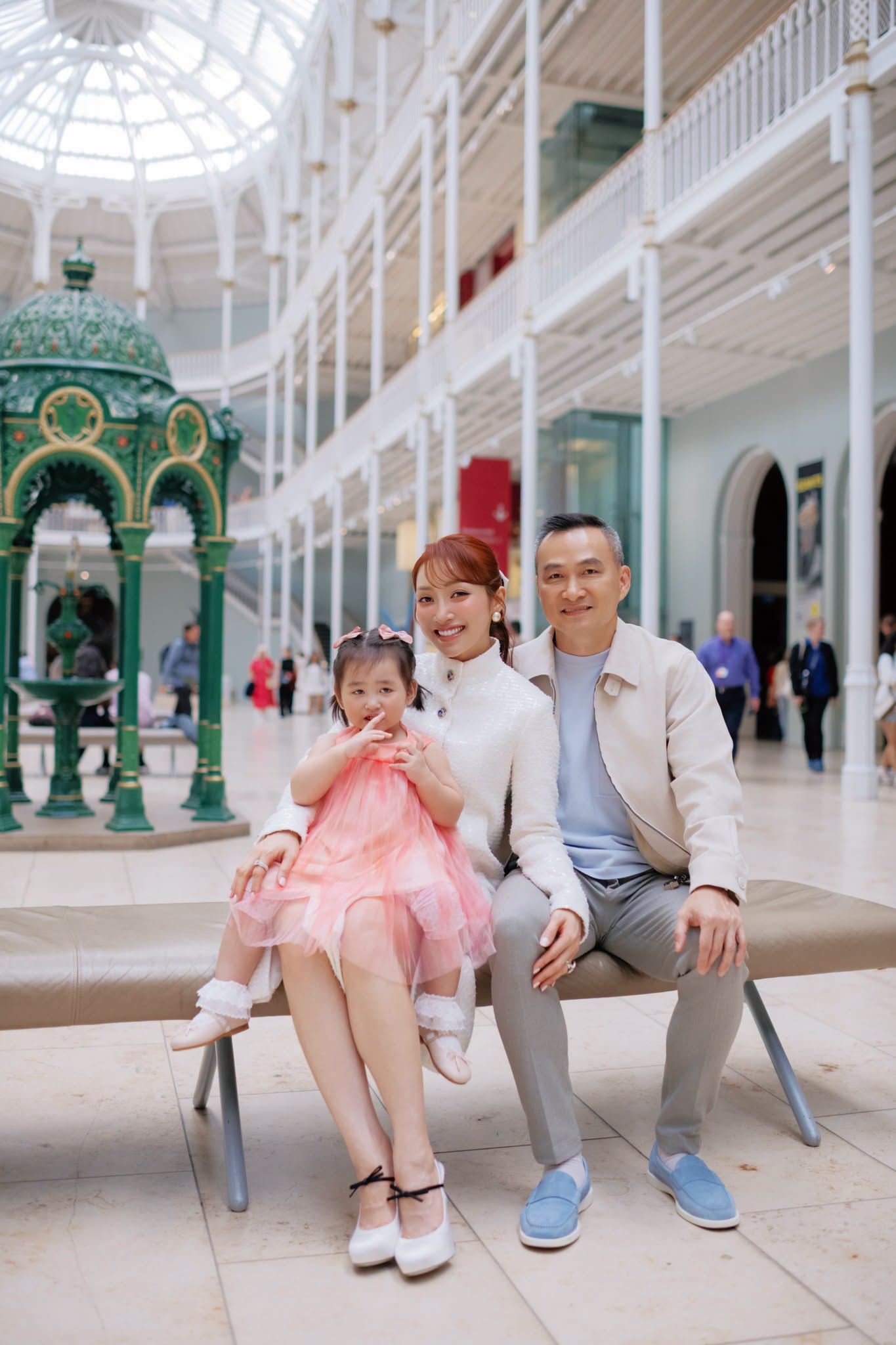 Chi Bảo hạnh ph&uacute;c b&ecirc;n vợ k&eacute;m 16 tuổi v&agrave; Hai con ngậm th&igrave;a v&agrave;ng - Ảnh 10.