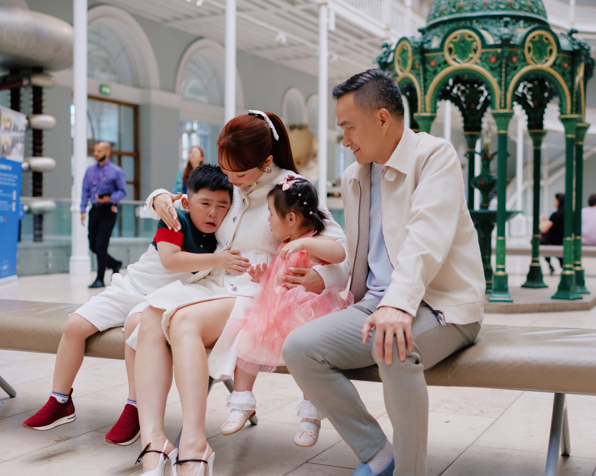 Chi Bảo hạnh ph&uacute;c b&ecirc;n vợ k&eacute;m 16 tuổi v&agrave; Hai con ngậm th&igrave;a v&agrave;ng - Ảnh 11.